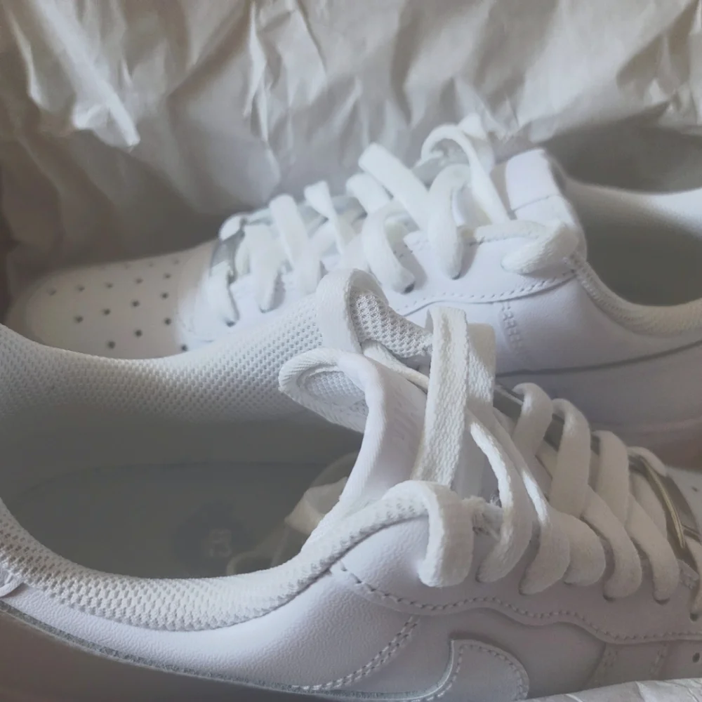 Unused WOMENS NIKE WHITE AIR FORCES 8 1/2 - Picture 1 of 2